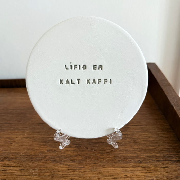 Lífið er kalt kaffi – Platti